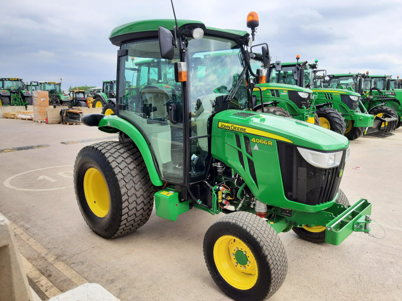 John Deere 4066R Compact Tractor - Mini tractor: picture 3 John Deere 4066R Compact Tractor - Mini tractor: picture 3
