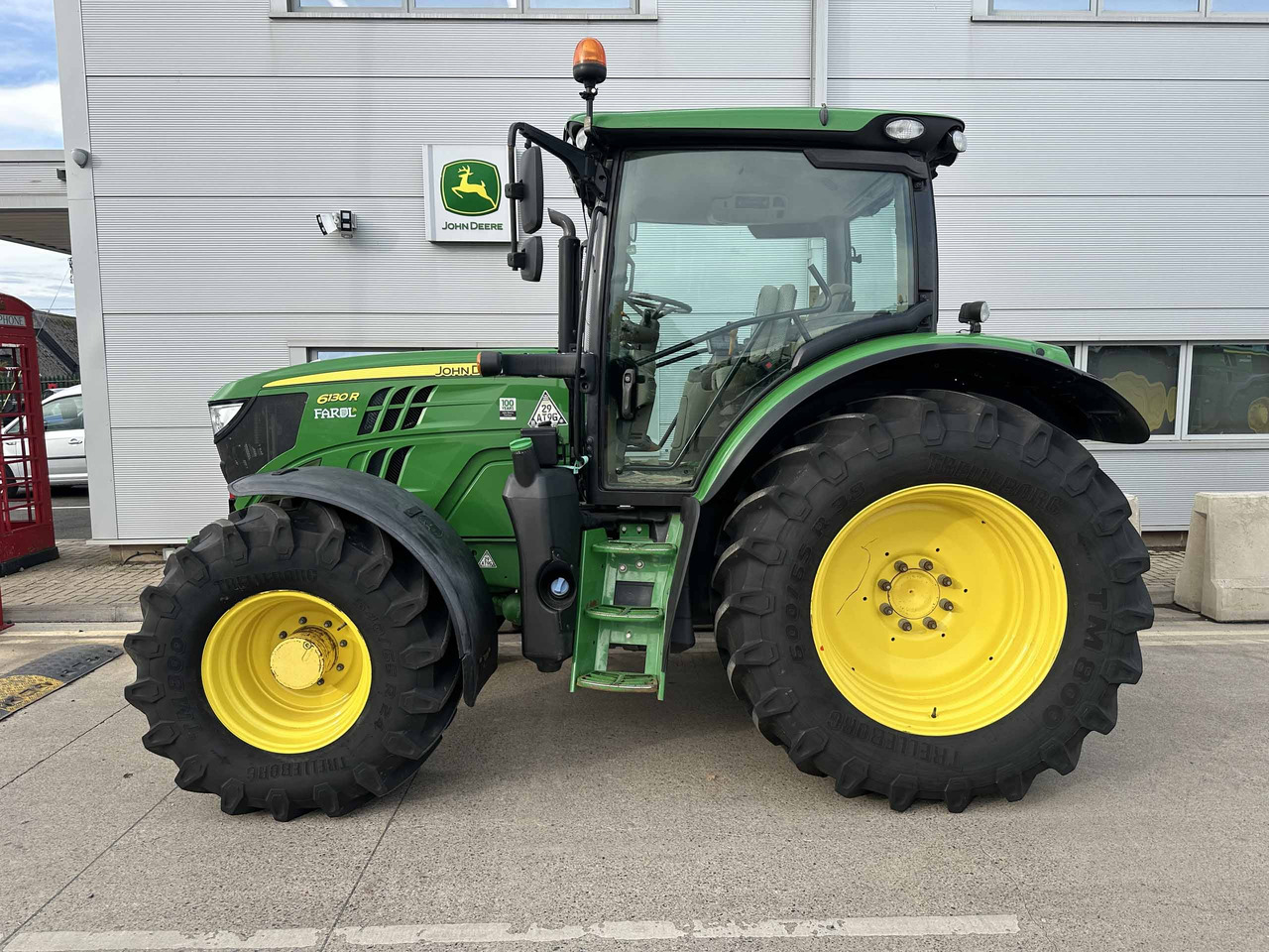 John Deere 6130R - Farm tractor: picture 3 John Deere 6130R - Farm tractor: picture 3