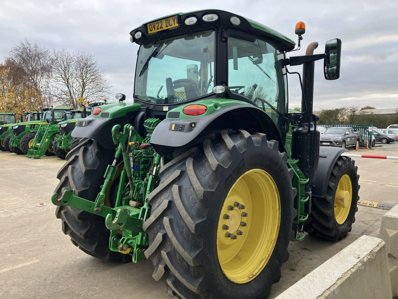 John Deere 6215R - Farm tractor: picture 5 John Deere 6215R - Farm tractor: picture 5