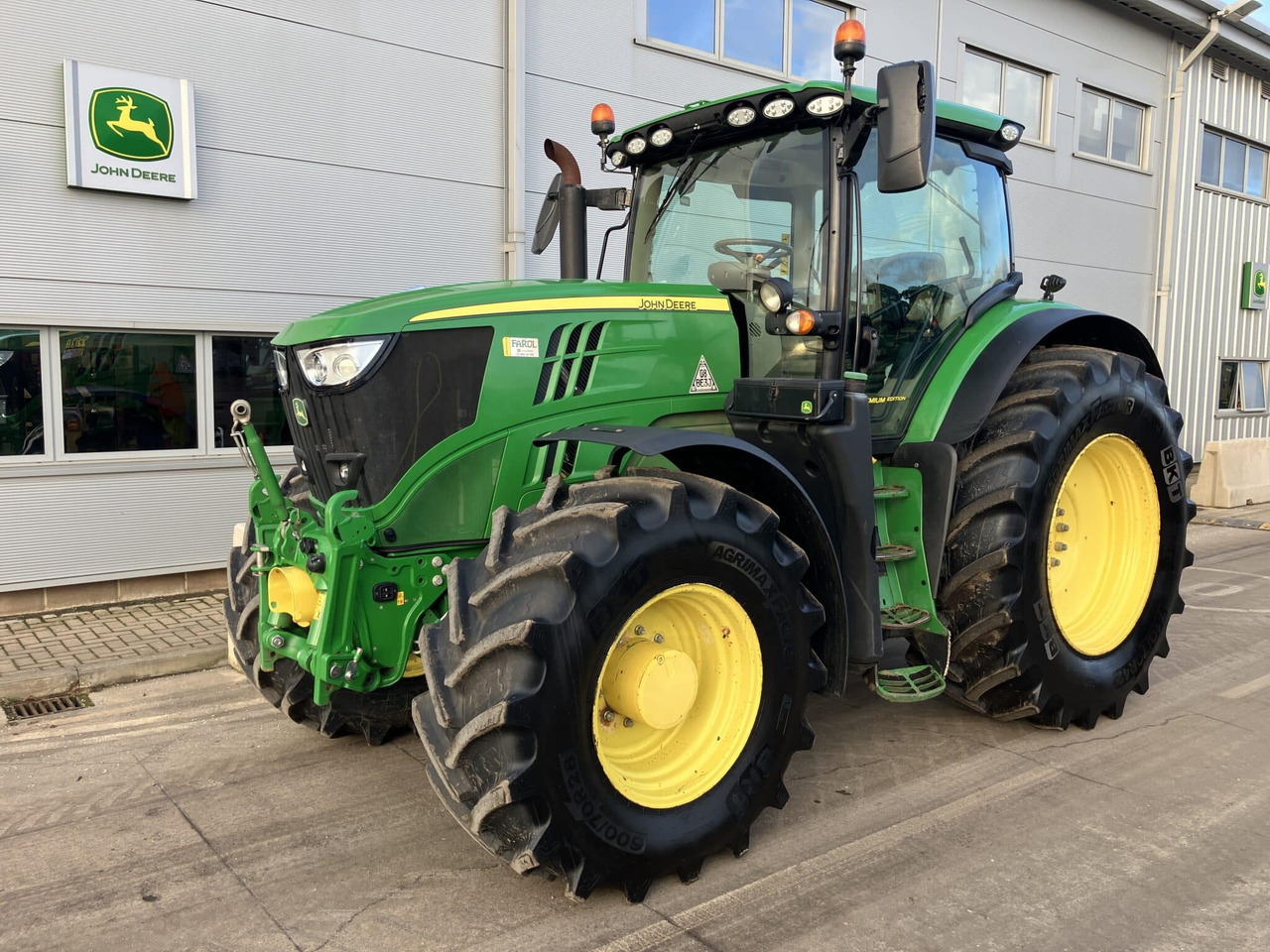 John Deere 6215R - Farm tractor: picture 1 John Deere 6215R - Farm tractor: picture 1