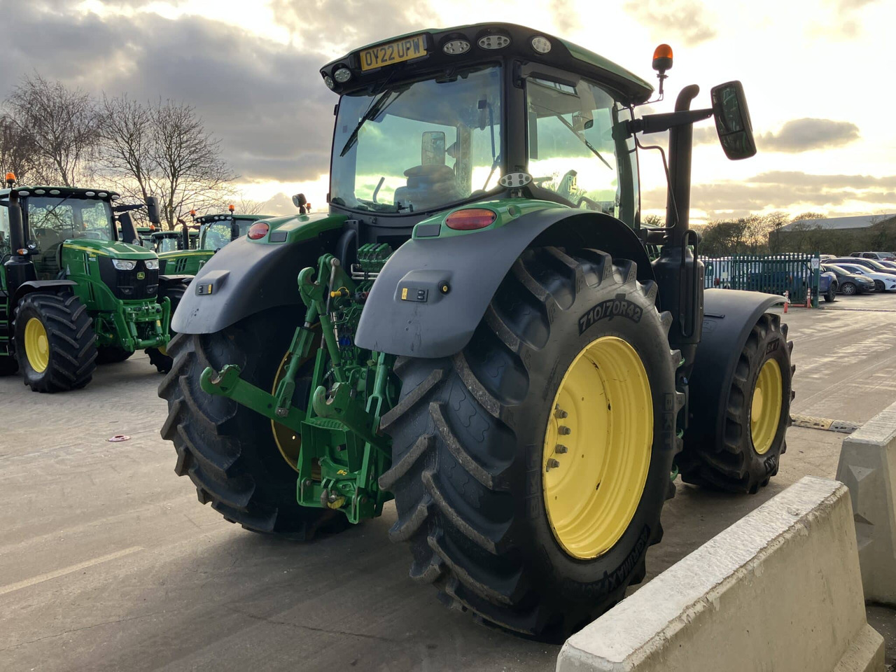 John Deere 6215R - Farm tractor: picture 5 John Deere 6215R - Farm tractor: picture 5