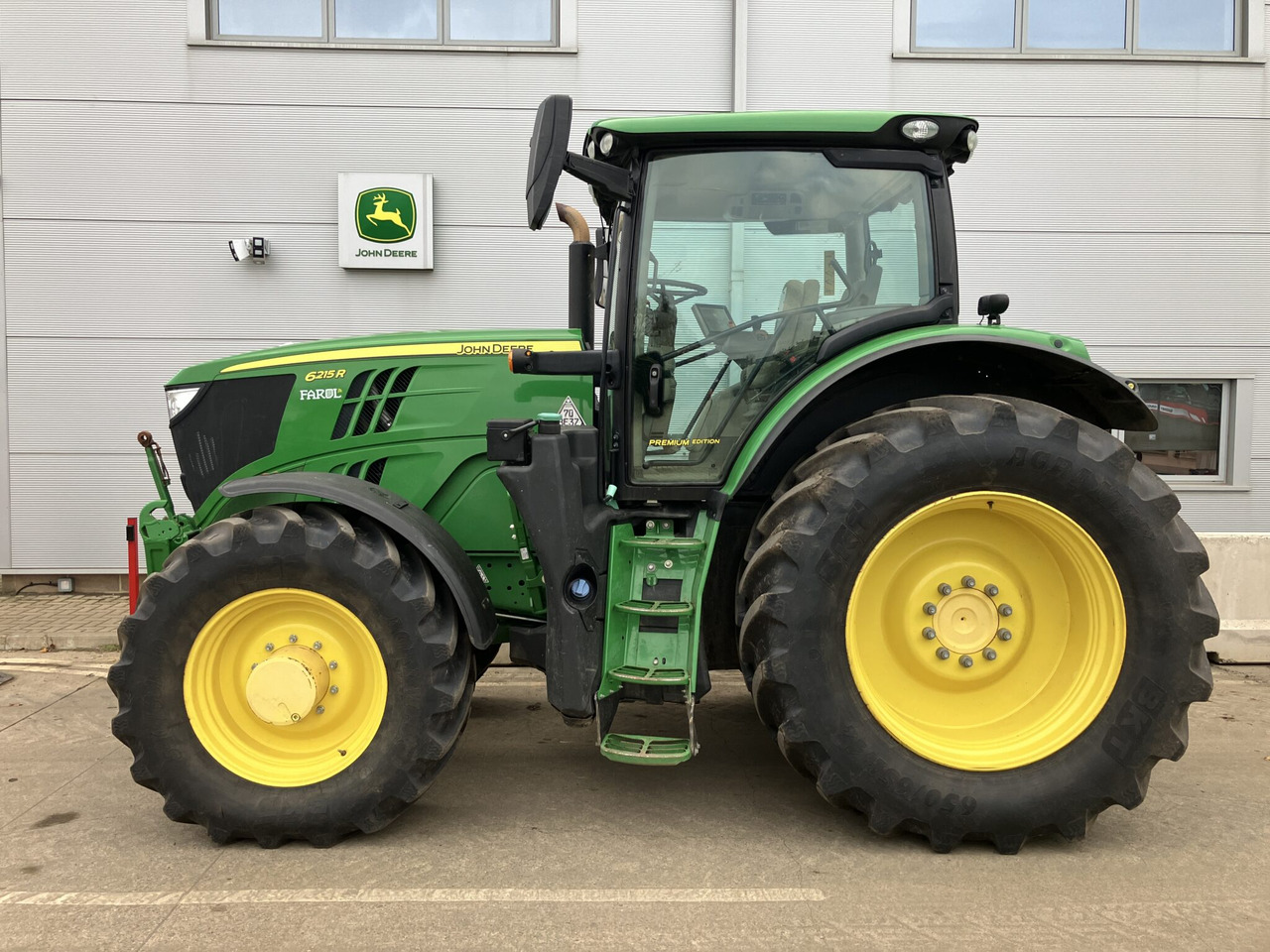 John Deere 6215R - Farm tractor: picture 2 John Deere 6215R - Farm tractor: picture 2