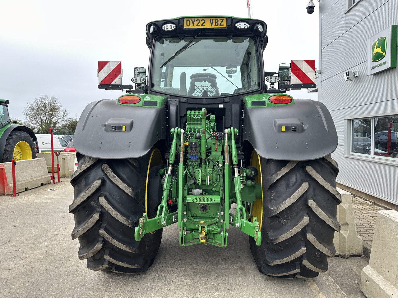 John Deere 6215R - Farm tractor: picture 4 John Deere 6215R - Farm tractor: picture 4