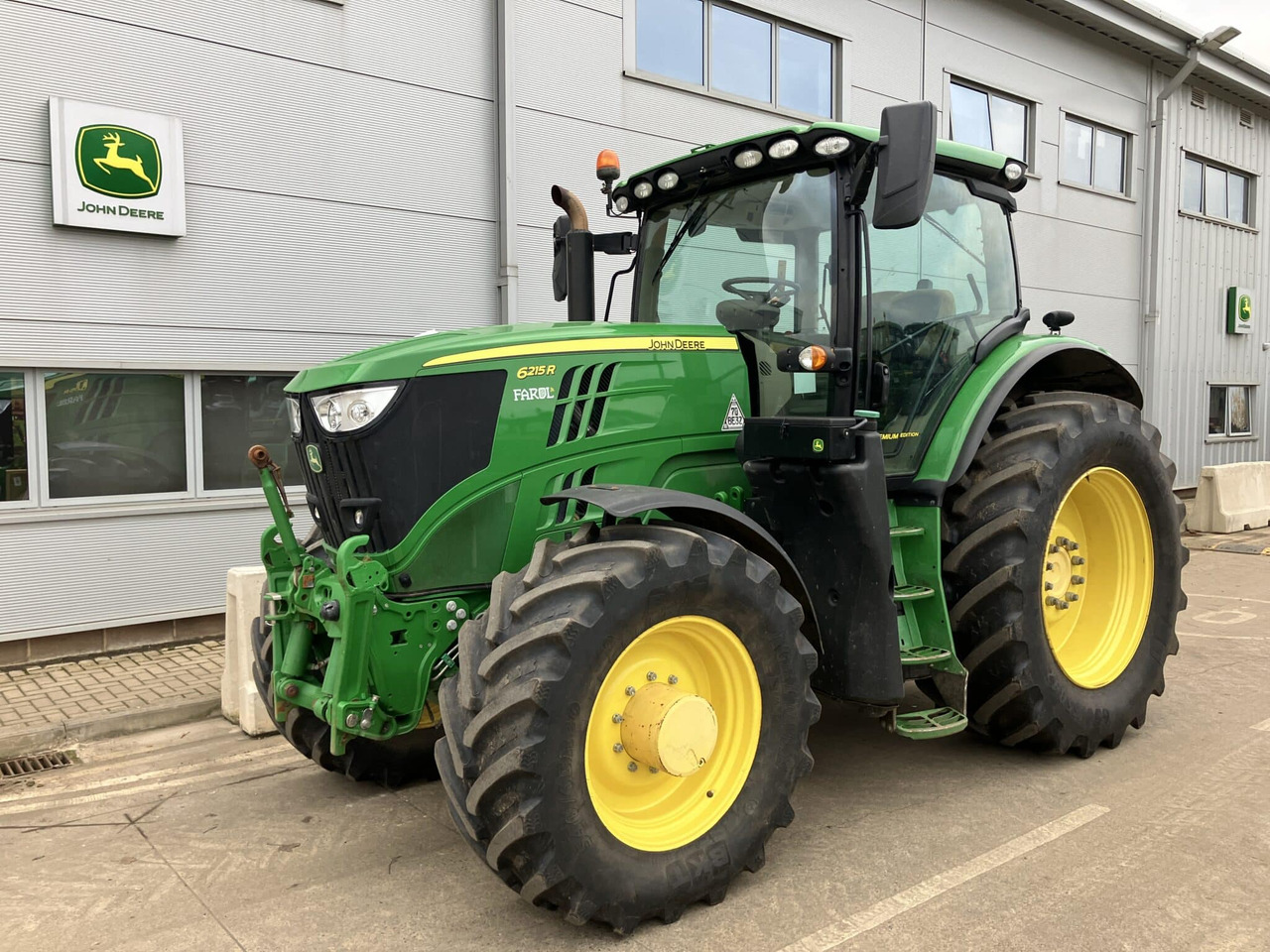 John Deere 6215R - Farm tractor: picture 1 John Deere 6215R - Farm tractor: picture 1