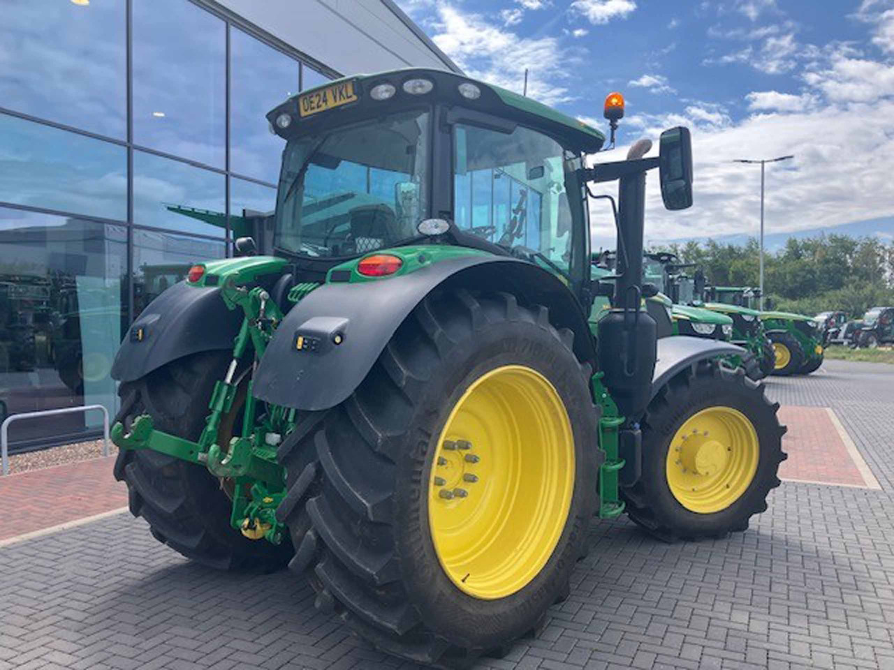 John Deere 6R 155 - Farm tractor: picture 3 John Deere 6R 155 - Farm tractor: picture 3