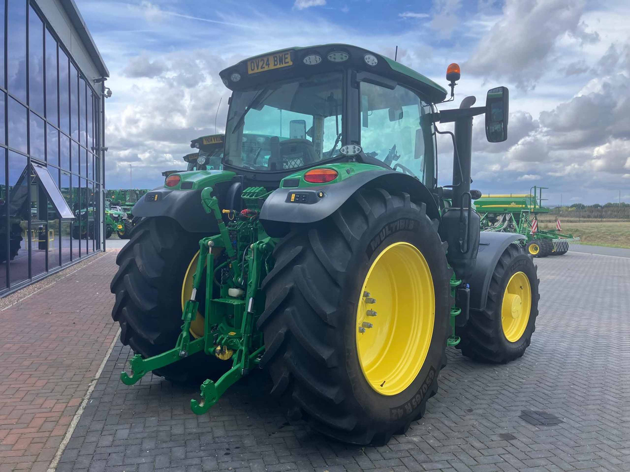 John Deere 6R 155 - Farm tractor: picture 4 John Deere 6R 155 - Farm tractor: picture 4