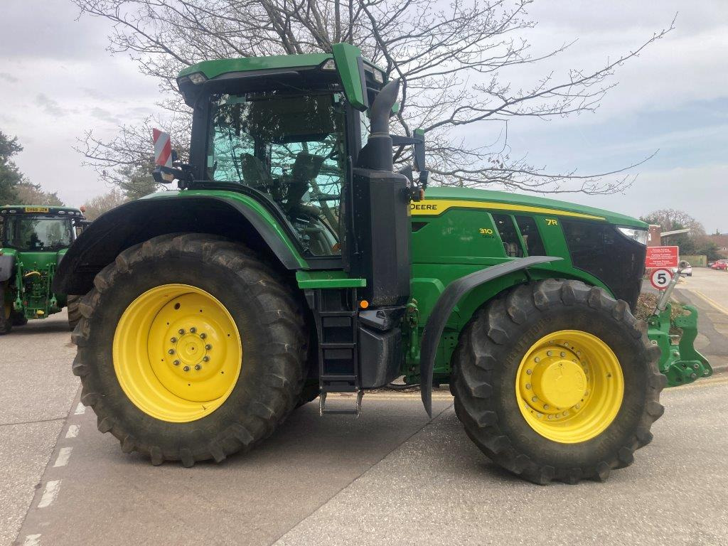 John Deere 7R 310 - Farm tractor: picture 3 John Deere 7R 310 - Farm tractor: picture 3