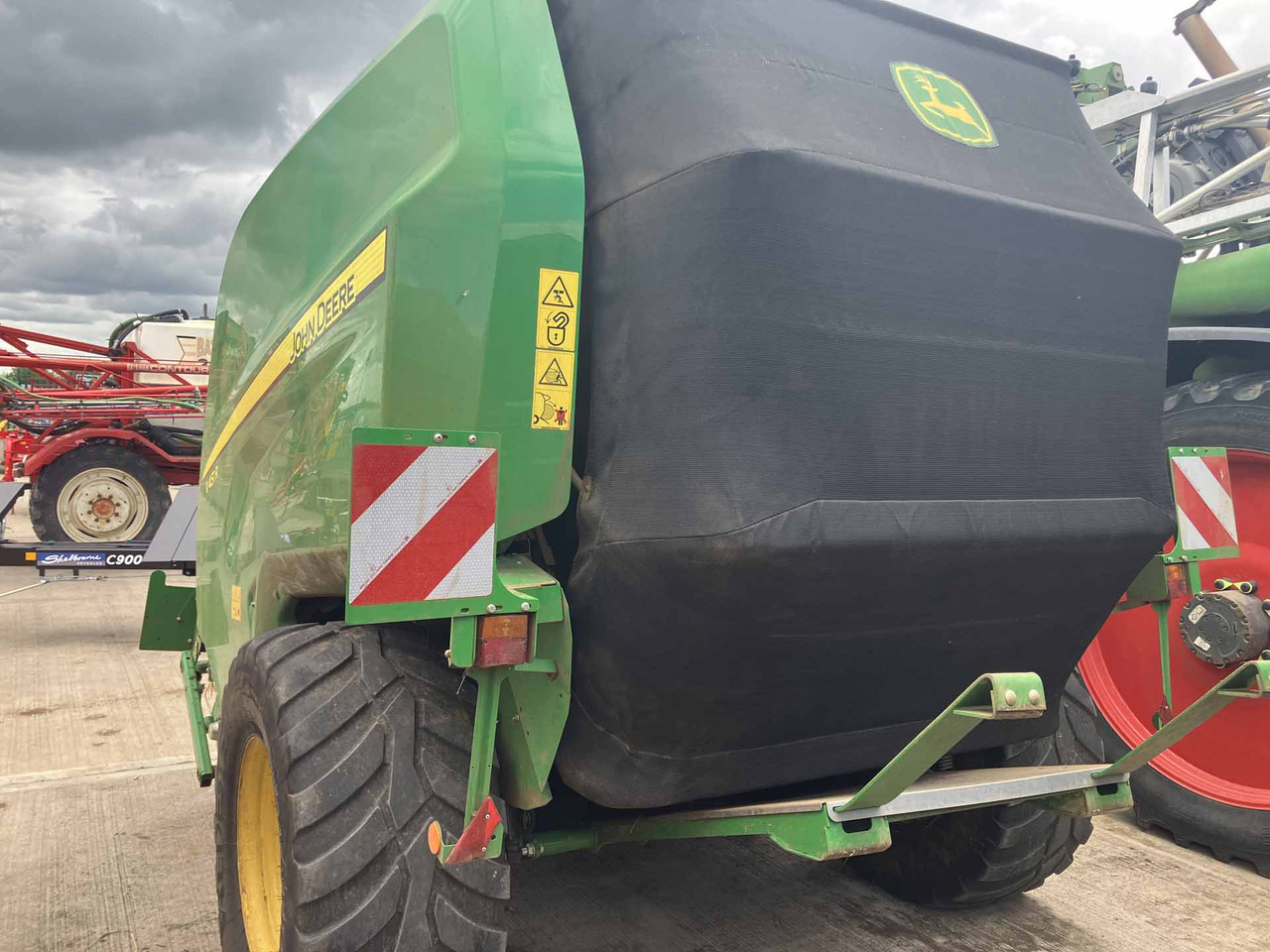 John Deere V451R - Tedding equipment: picture 2 John Deere V451R - Tedding equipment: picture 2