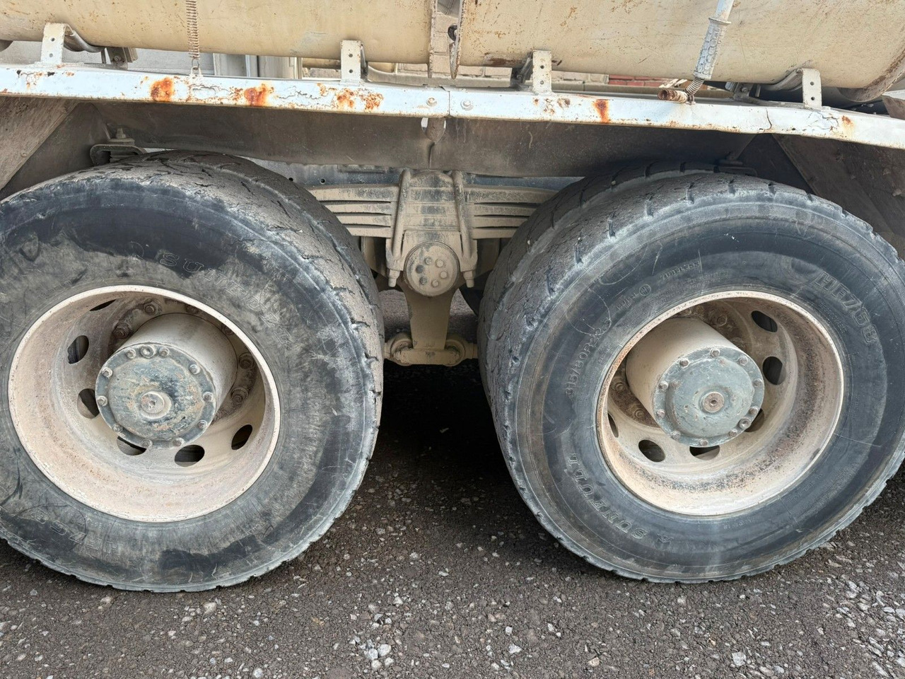 MAN 32.414 8x4 - Concrete mixer truck: picture 4 MAN 32.414 8x4 - Concrete mixer truck: picture 4