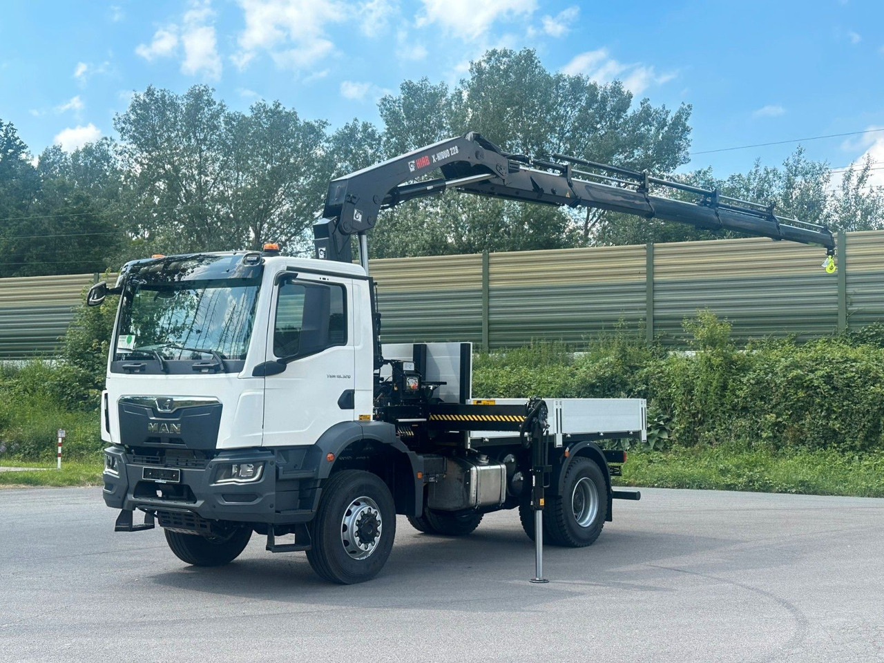 MAN TGM 18.320 4x4 Euro 6e Pritsche Hiab 228-4 Kran - Dropside/ Flatbed truck, Crane truck: picture 1 MAN TGM 18.320 4x4 Euro 6e Pritsche Hiab 228-4 Kran - Dropside/ Flatbed truck, Crane truck: picture 1
