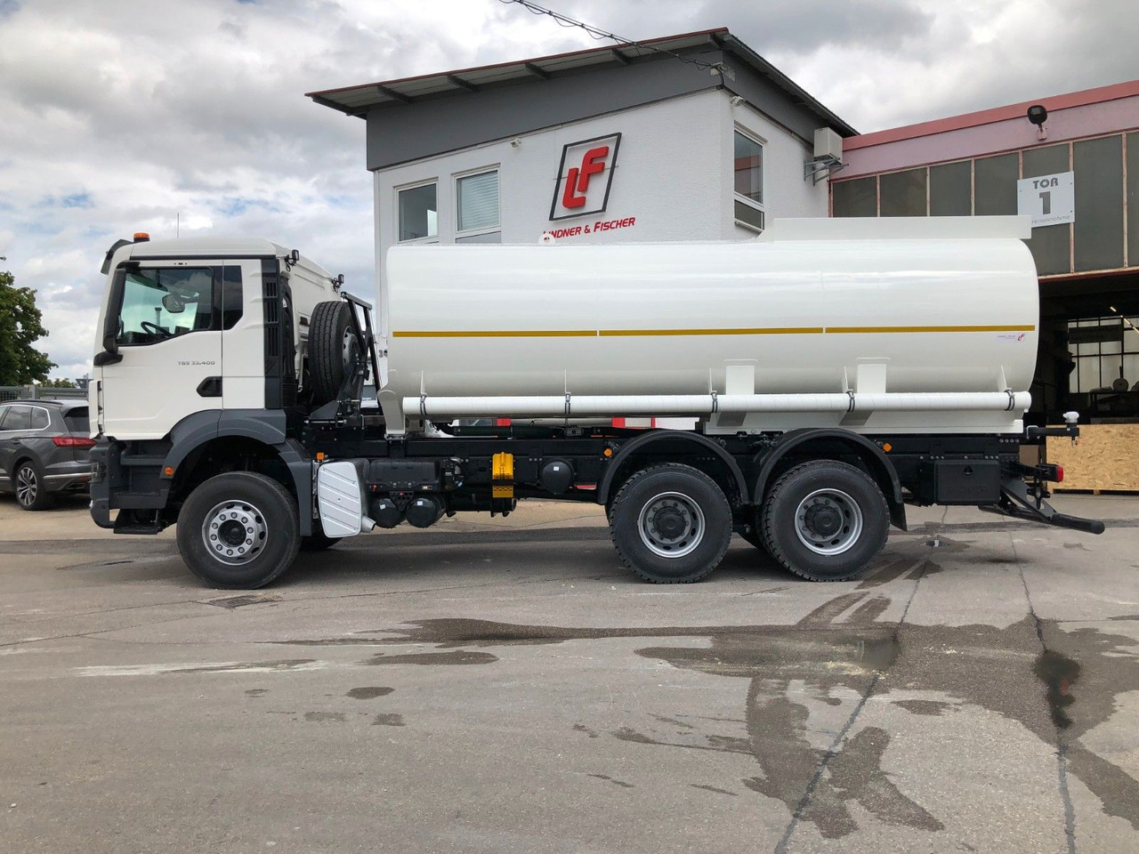 MAN TGS 33.440 6x4 Wasser Tank 20.000 - Tank truck, Crane truck: picture 1 MAN TGS 33.440 6x4 Wasser Tank 20.000 - Tank truck, Crane truck: picture 1