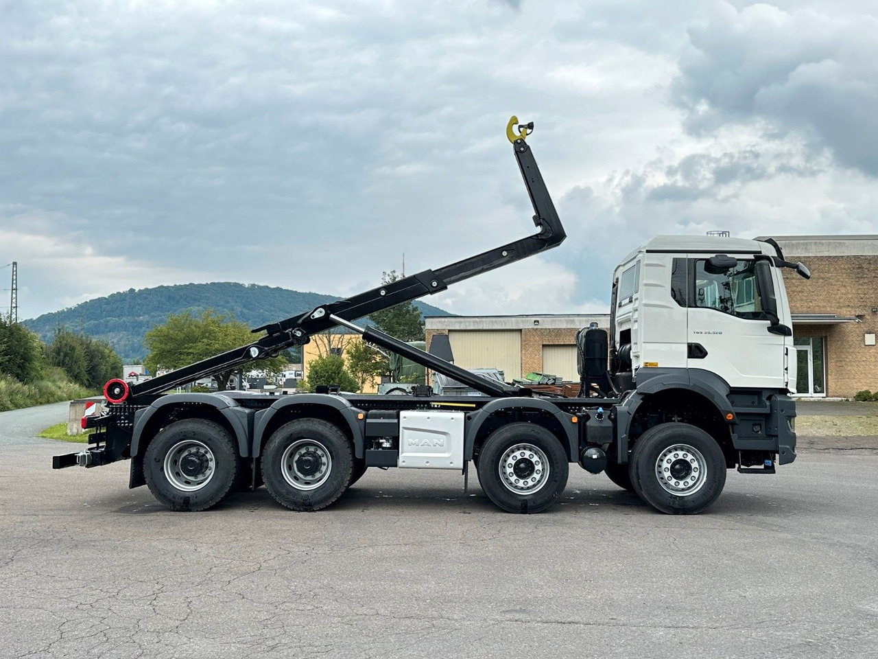MAN TGS 35.520 8x4 Euro6e MultiLift 25s59 - Hook lift truck: picture 2 MAN TGS 35.520 8x4 Euro6e MultiLift 25s59 - Hook lift truck: picture 2