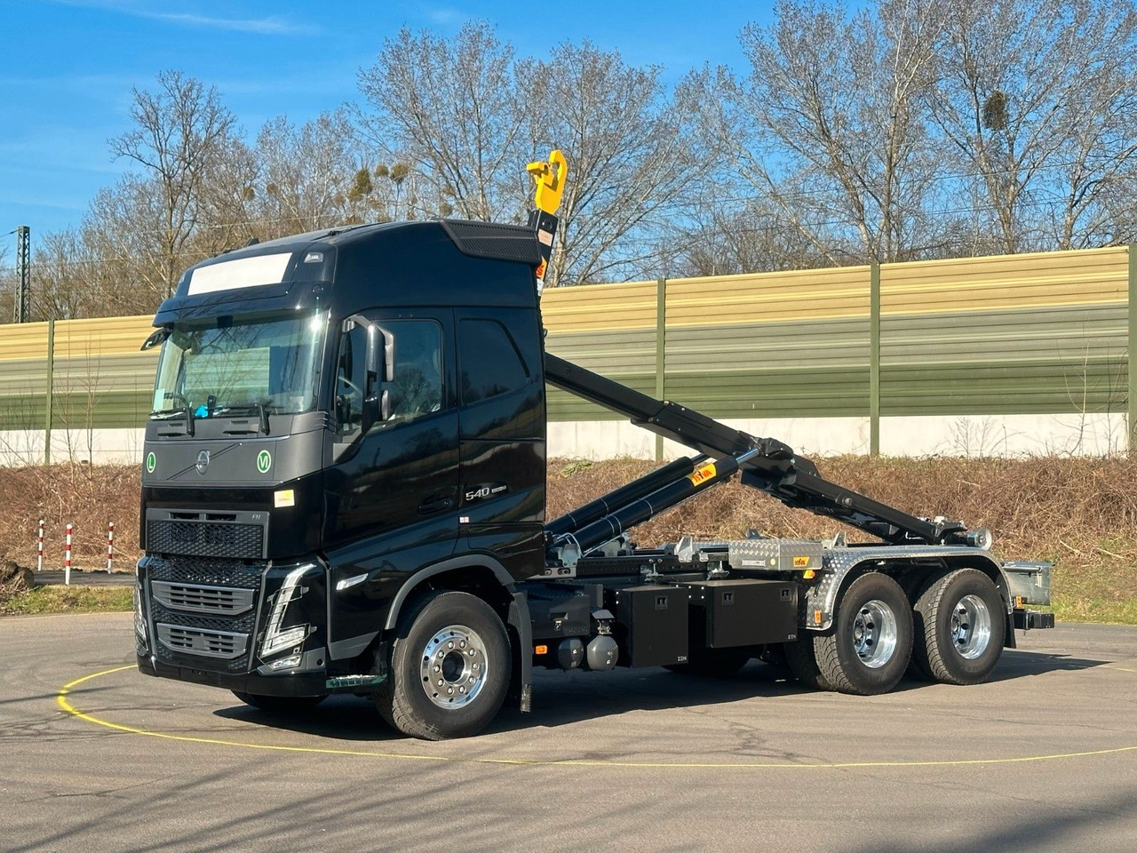 Volvo FH 540 6x4 Abrollkipper Hyva 20-60 - Hook lift truck: picture 1 Volvo FH 540 6x4 Abrollkipper Hyva 20-60 - Hook lift truck: picture 1