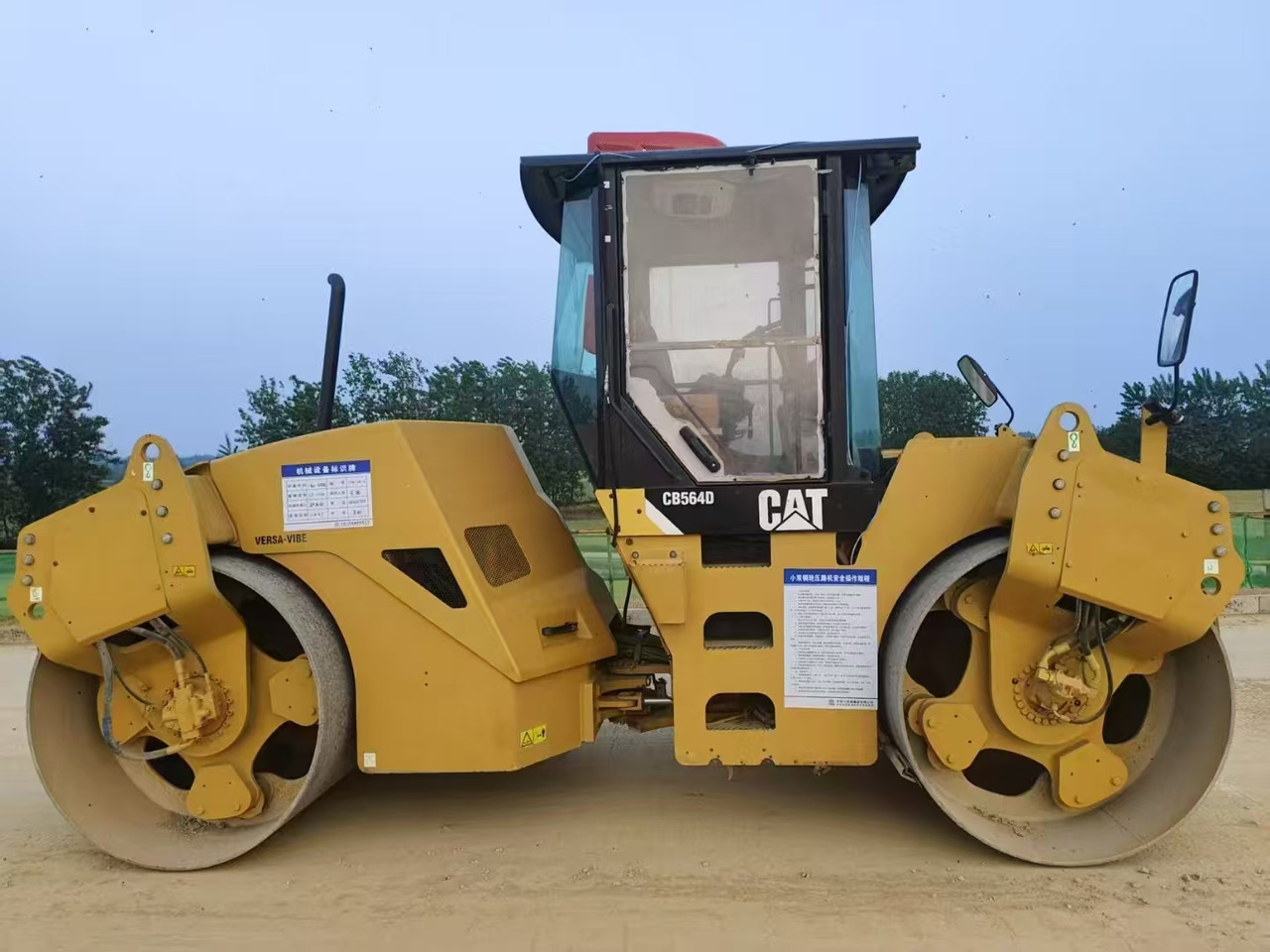 CATERPILLAR CB564D - Roller: picture 1 CATERPILLAR CB564D - Roller: picture 1