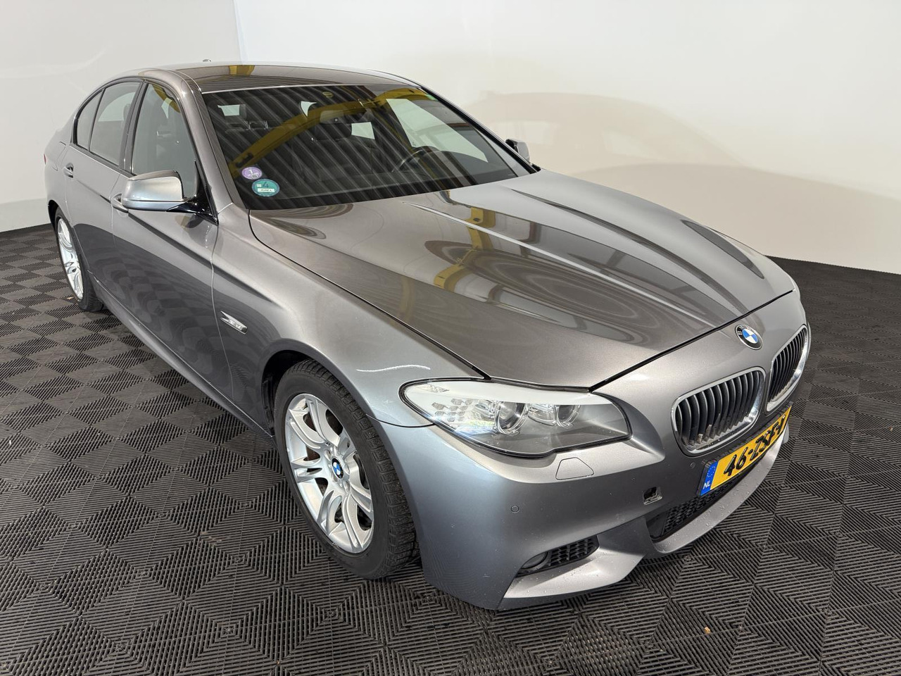 BMW | 5-serie | 520i High Executive | 2013 | 218.545 km | 46ZSF1 | Logisch - Sedan: picture 3 BMW | 5-serie | 520i High Executive | 2013 | 218.545 km | 46ZSF1 | Logisch - Sedan: picture 3
