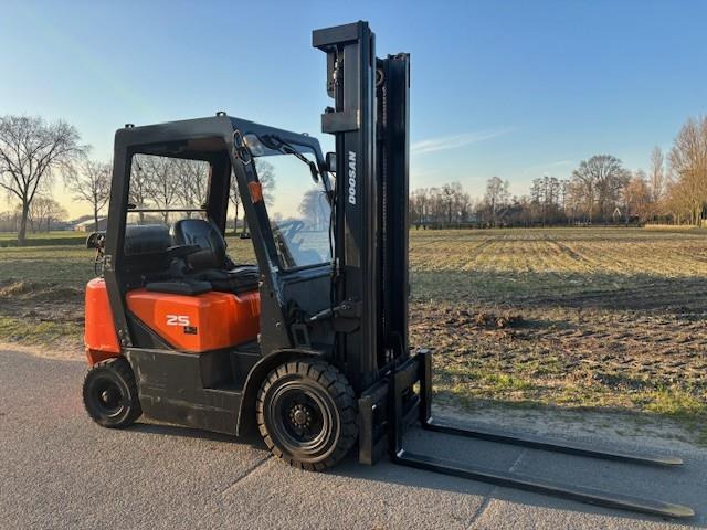 Doosan G25G LP Vorkheftruck Side-shift - LPG forklift: picture 2 Doosan G25G LP Vorkheftruck Side-shift - LPG forklift: picture 2