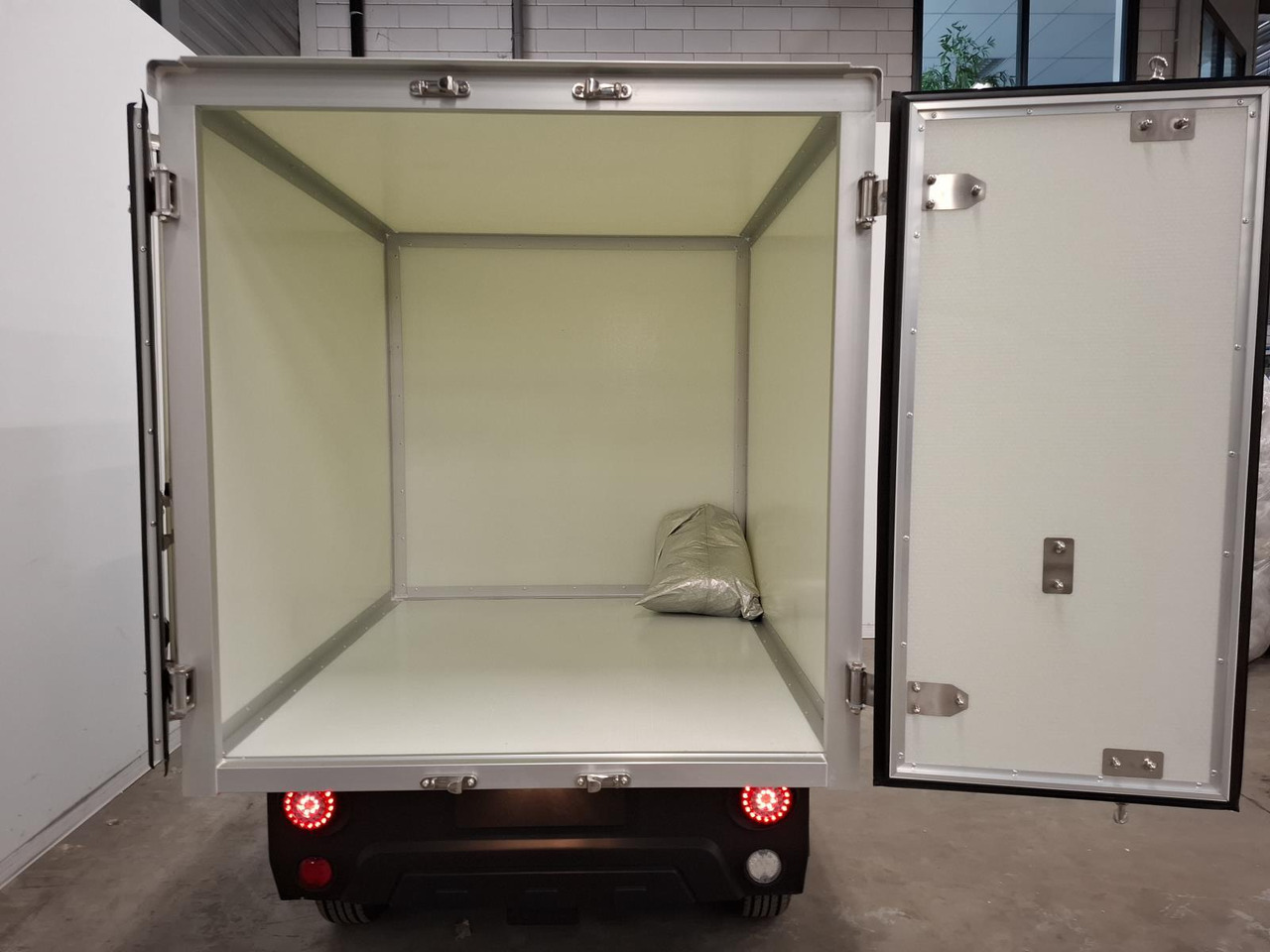 Elvtong Selvo S2. DCH + Big Closed Cargo Box 1011804 - Electric utility vehicle: picture 4 Elvtong Selvo S2. DCH + Big Closed Cargo Box 1011804 - Electric utility vehicle: picture 4