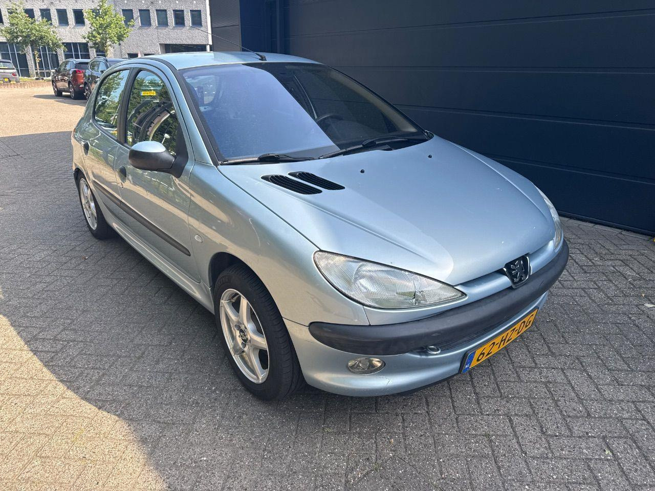 Peugeot 206 1.4 Gentry | 2002 | 173.975 km | 62HZDG | NAP: Logisch - Car: picture 2 Peugeot 206 1.4 Gentry | 2002 | 173.975 km | 62HZDG | NAP: Logisch - Car: picture 2