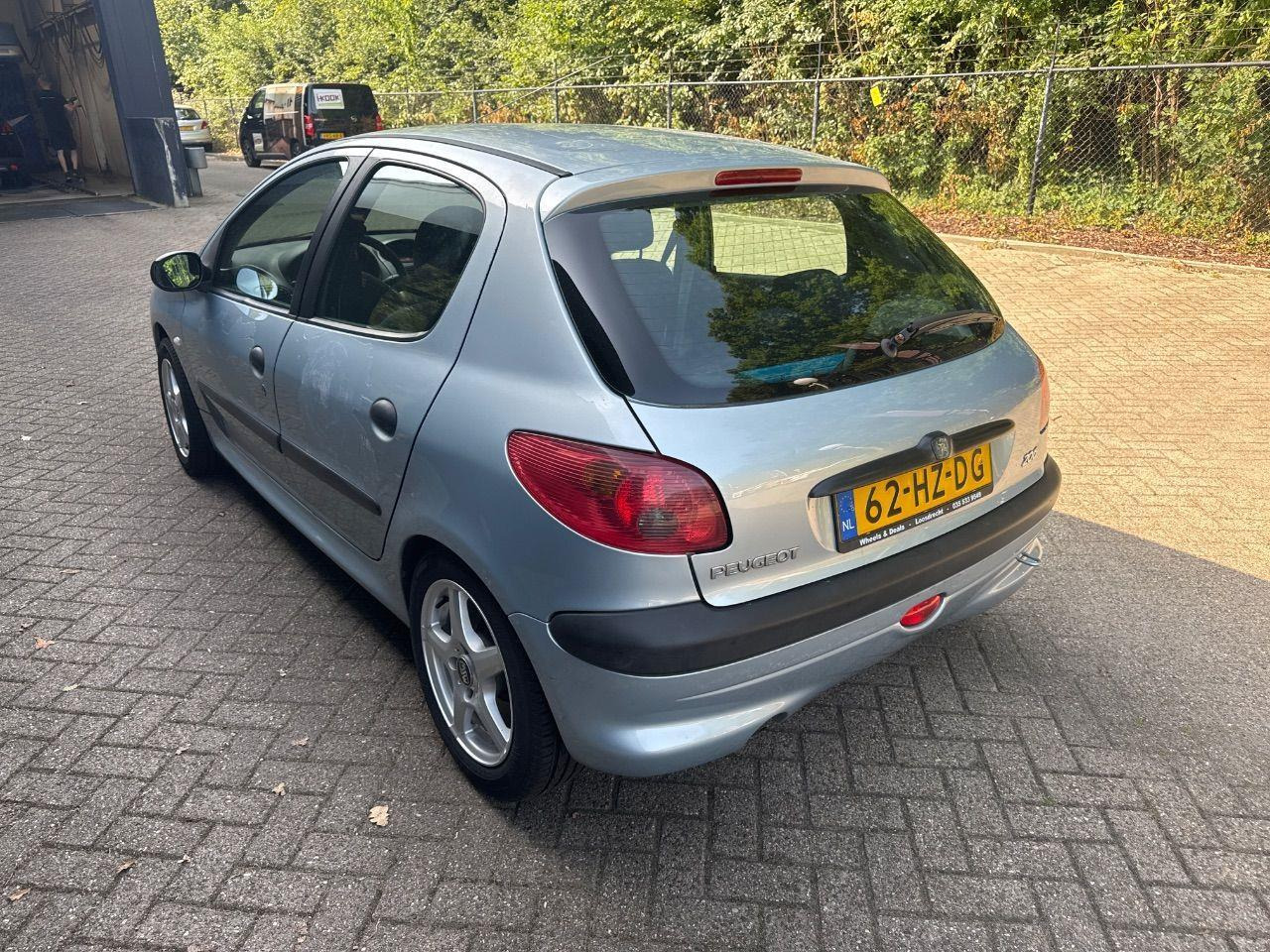 Peugeot 206 1.4 Gentry | 2002 | 173.975 km | 62HZDG | NAP: Logisch - Car: picture 3 Peugeot 206 1.4 Gentry | 2002 | 173.975 km | 62HZDG | NAP: Logisch - Car: picture 3