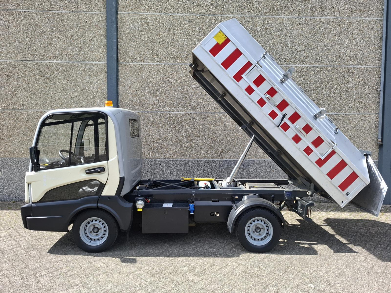 Goupil G5 Elektrische Stratenreinigingsmachine T-92-BSX - Utility/ Special vehicle: picture 3 Goupil G5 Elektrische Stratenreinigingsmachine T-92-BSX - Utility/ Special vehicle: picture 3