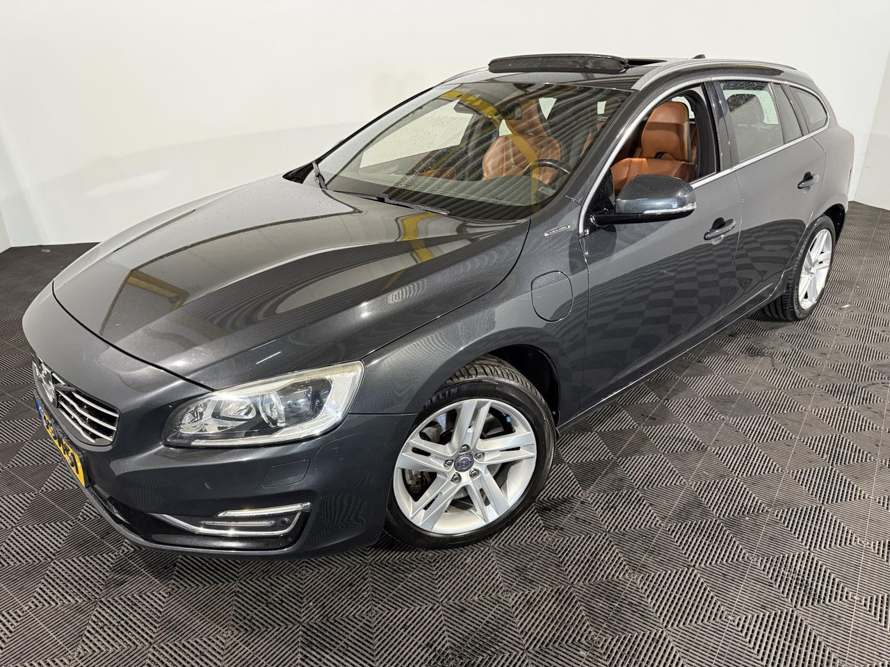 Volvo V60 2.4 D6 AWD Plug-In Hybrid Summum | 2013 | 3-SVT-51 | 247.435 km | 3-SVT-51 - Car: picture 1 Volvo V60 2.4 D6 AWD Plug-In Hybrid Summum | 2013 | 3-SVT-51 | 247.435 km | 3-SVT-51 - Car: picture 1