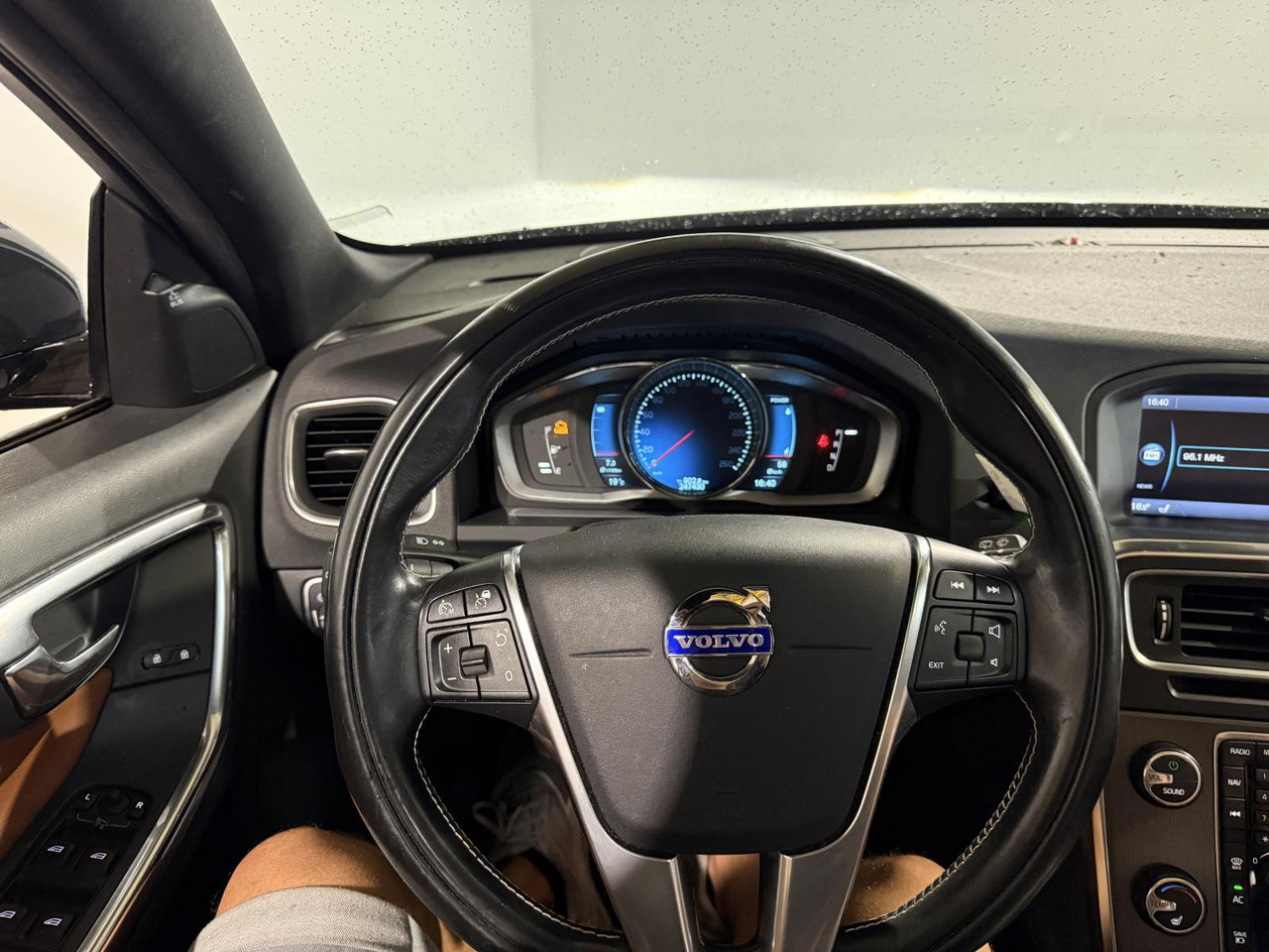 Volvo V60 2.4 D6 AWD Plug-In Hybrid Summum | 2013 | 3-SVT-51 | 247.435 km | 3-SVT-51 - Car: picture 2 Volvo V60 2.4 D6 AWD Plug-In Hybrid Summum | 2013 | 3-SVT-51 | 247.435 km | 3-SVT-51 - Car: picture 2