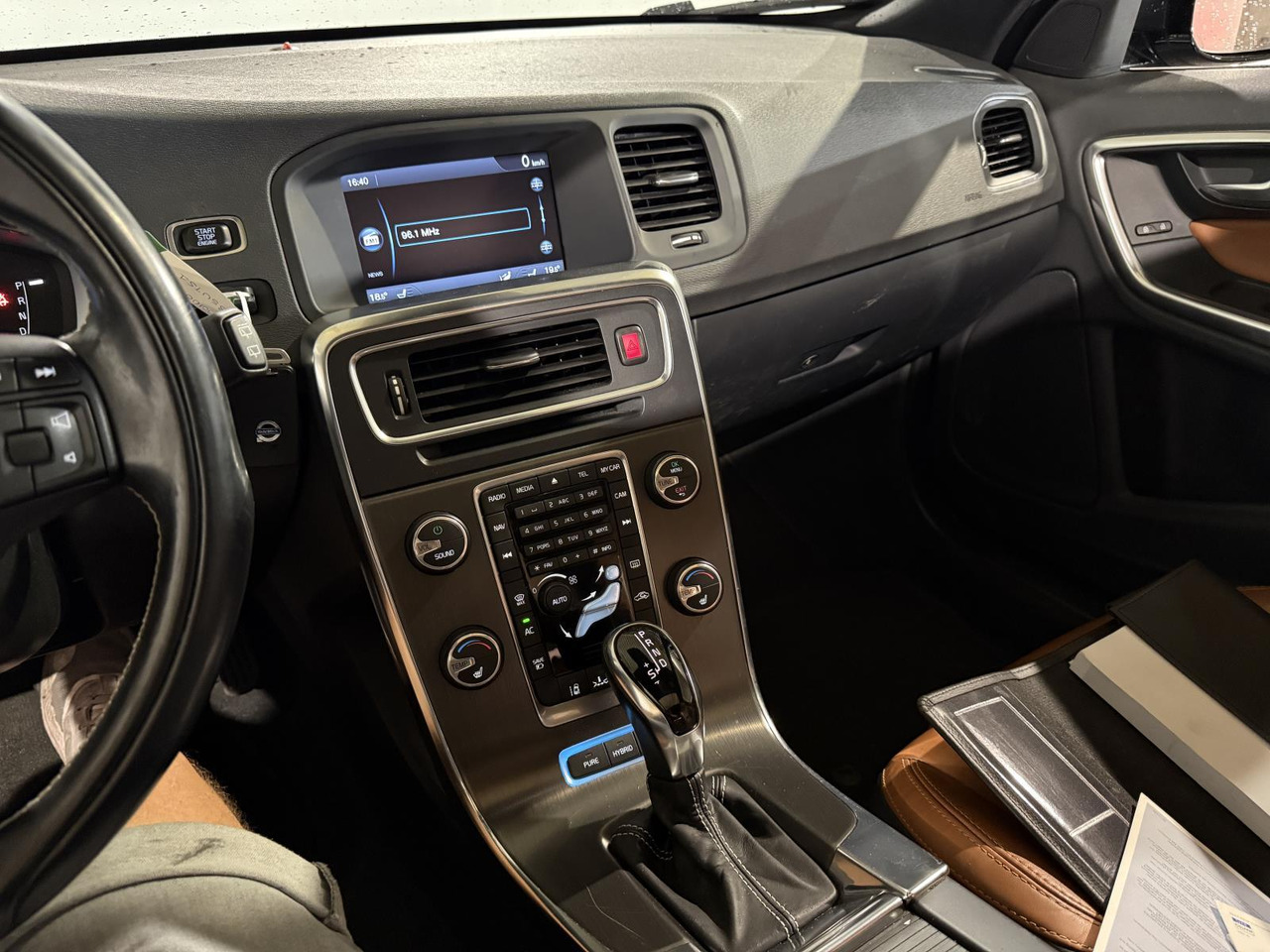 Volvo V60 2.4 D6 AWD Plug-In Hybrid Summum | 2013 | 3-SVT-51 | 247.435 km | 3-SVT-51 - Car: picture 3 Volvo V60 2.4 D6 AWD Plug-In Hybrid Summum | 2013 | 3-SVT-51 | 247.435 km | 3-SVT-51 - Car: picture 3