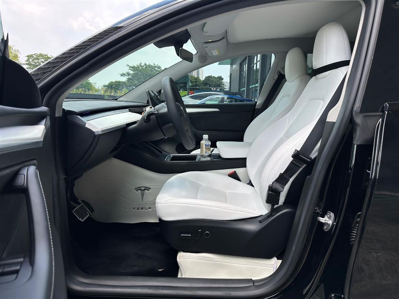 TESLA MODEL Y - Car: picture 2 TESLA MODEL Y - Car: picture 2