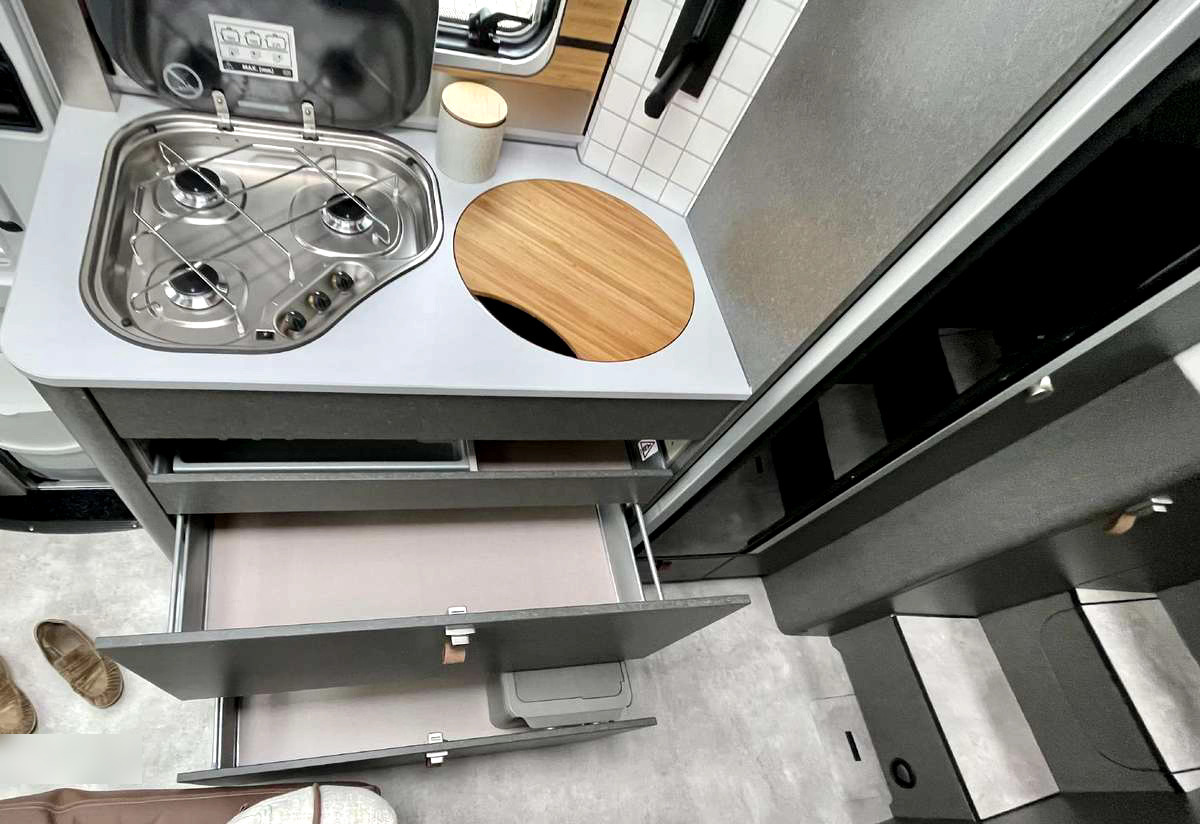 New Semi-integrated motorhome Hymer MLT 580 4x4: picture 11