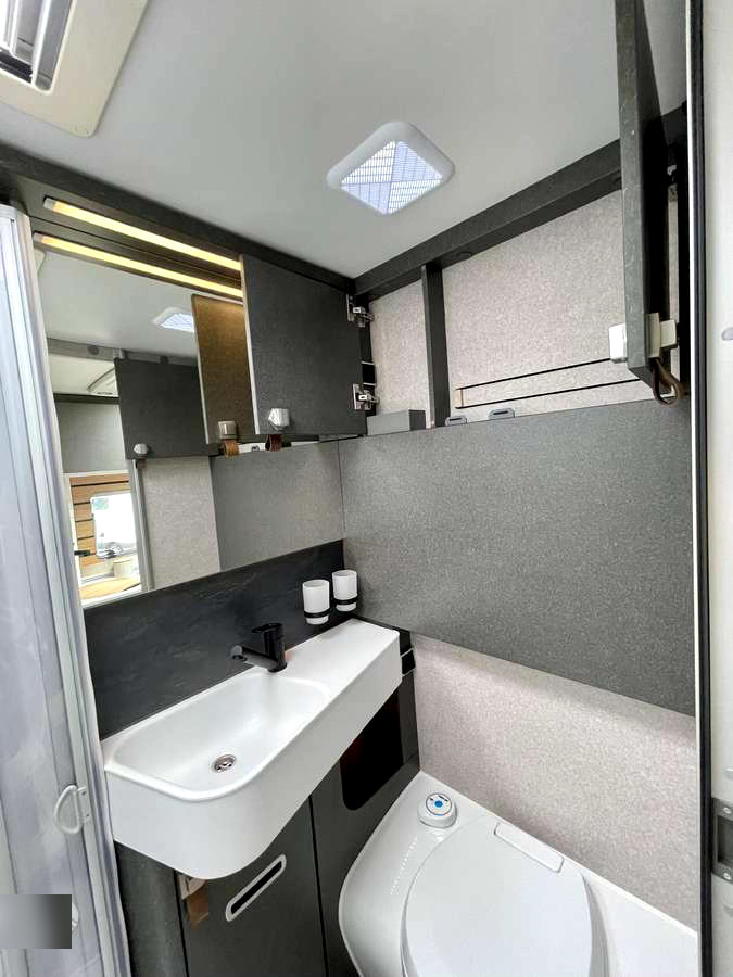 New Semi-integrated motorhome Hymer MLT 580 4x4: picture 18