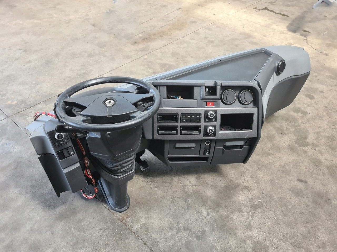 RENAULT KONSOLA KOMPLETNA KOKPIT DESKA ROZDZIELCZA PRZEKŁADKA ANGLIKA RENAULT GAMA T RANGE - Dashboard for Truck: picture 1 RENAULT KONSOLA KOMPLETNA KOKPIT DESKA ROZDZIELCZA PRZEKŁADKA ANGLIKA RENAULT GAMA T RANGE - Dashboard for Truck: picture 1