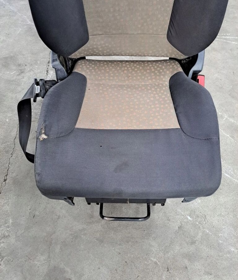 Renault PRAWY SIEDZENIE PASAŻERA Renault MIDLUM PREMIUM DXI - Seat for Truck: picture 4 Renault PRAWY SIEDZENIE PASAŻERA Renault MIDLUM PREMIUM DXI - Seat for Truck: picture 4