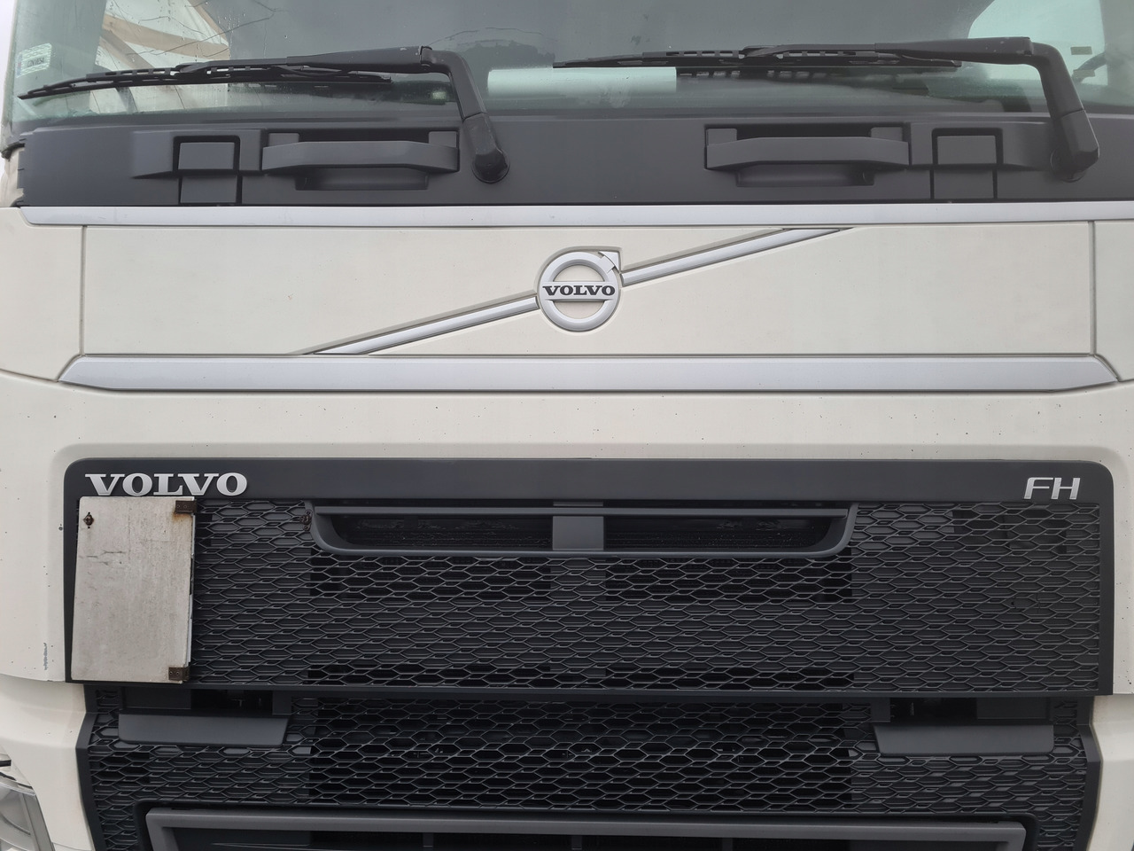 VOLVO MASKA KOMPLETNA GÓRNA ATRAPA KABINY VOLVO FH 4 1108 - Hood for Truck: picture 5 VOLVO MASKA KOMPLETNA GÓRNA ATRAPA KABINY VOLVO FH 4 1108 - Hood for Truck: picture 5