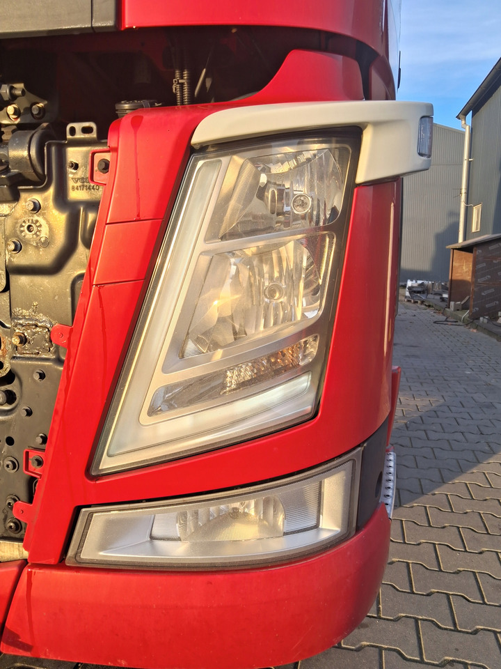 VOLVO REFLEKTOR LAMPA OKULAR LEWY KOMPLETNY VOLVO FM 4 - Headlight for Truck: picture 1 VOLVO REFLEKTOR LAMPA OKULAR LEWY KOMPLETNY VOLVO FM 4 - Headlight for Truck: picture 1
