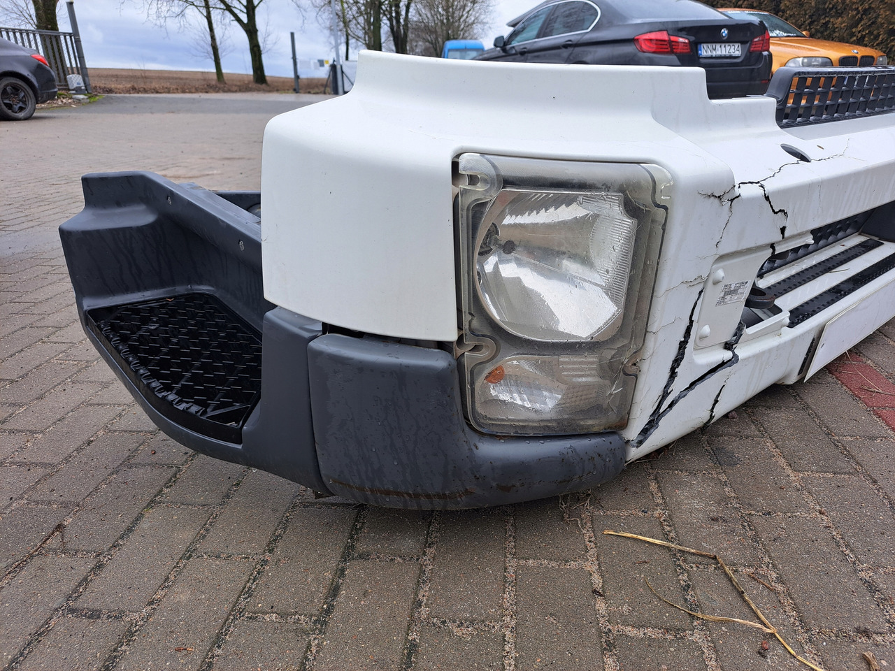 VOLVO ZDERZAK KOMPLETNY Z LAMPAMI BELKA STOPNIE VOLVO FL EURO 5 - Bumper for Truck: picture 2 VOLVO ZDERZAK KOMPLETNY Z LAMPAMI BELKA STOPNIE VOLVO FL EURO 5 - Bumper for Truck: picture 2