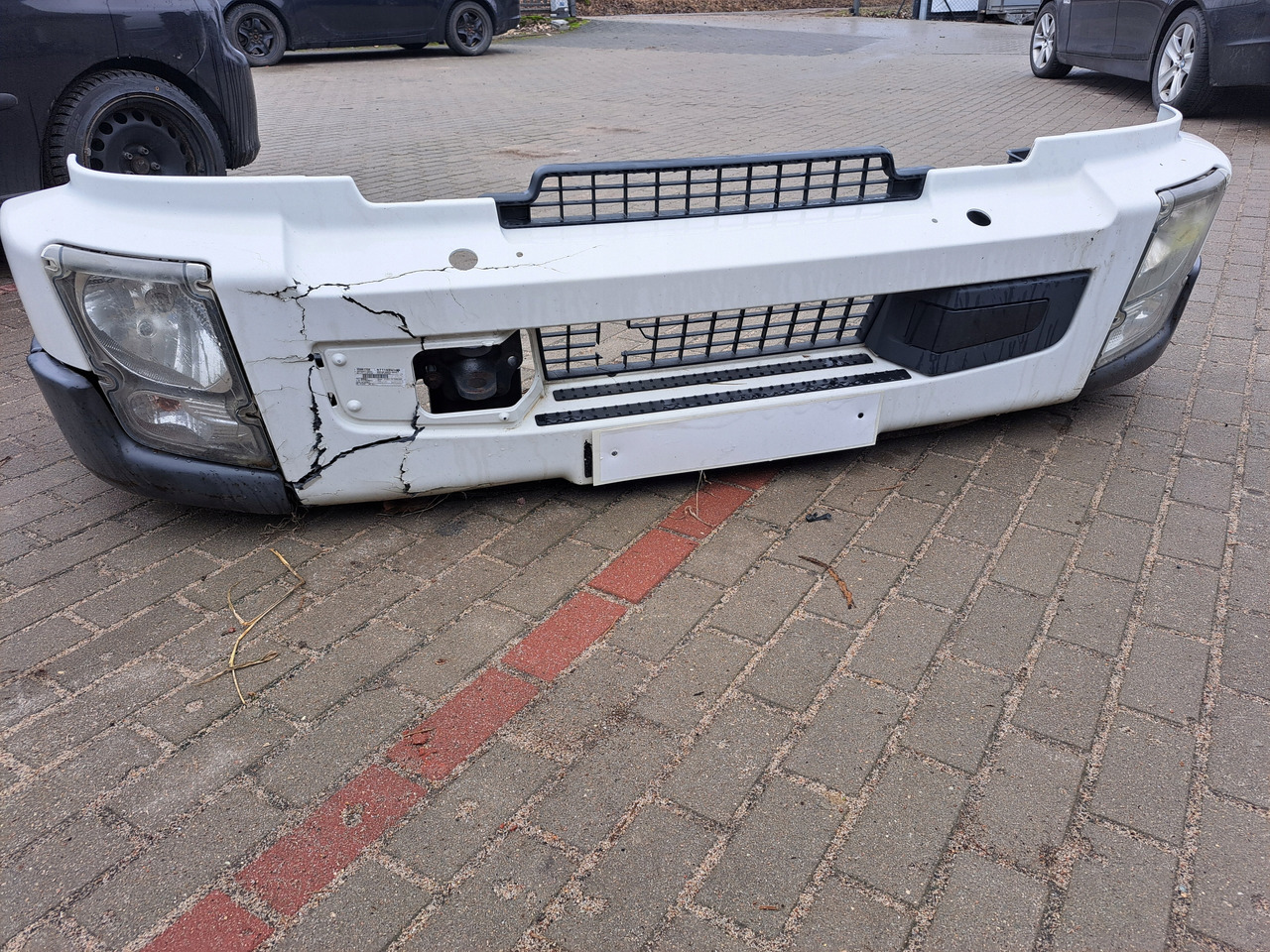 VOLVO ZDERZAK KOMPLETNY Z LAMPAMI BELKA STOPNIE VOLVO FL EURO 5 - Bumper for Truck: picture 1 VOLVO ZDERZAK KOMPLETNY Z LAMPAMI BELKA STOPNIE VOLVO FL EURO 5 - Bumper for Truck: picture 1