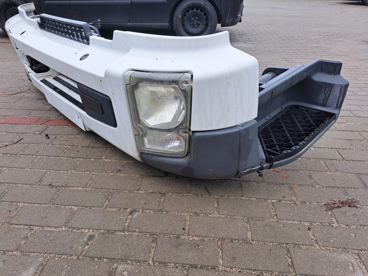 VOLVO ZDERZAK KOMPLETNY Z LAMPAMI BELKA STOPNIE VOLVO FL EURO 5 - Bumper for Truck: picture 4 VOLVO ZDERZAK KOMPLETNY Z LAMPAMI BELKA STOPNIE VOLVO FL EURO 5 - Bumper for Truck: picture 4