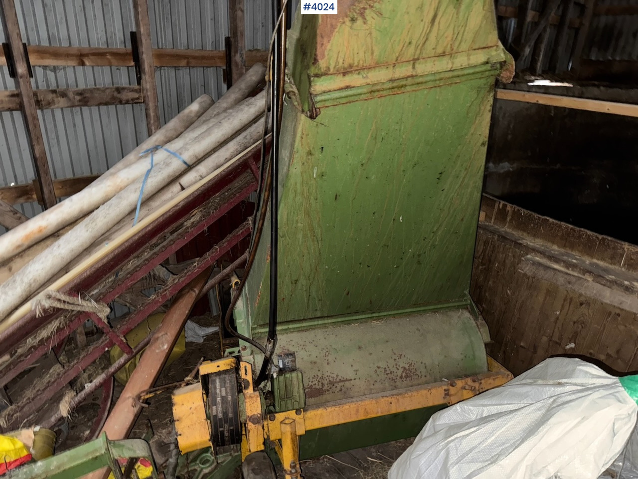1994 Serigstad 35 harvester with tractor part - Tedding equipment: picture 3 1994 Serigstad 35 harvester with tractor part - Tedding equipment: picture 3