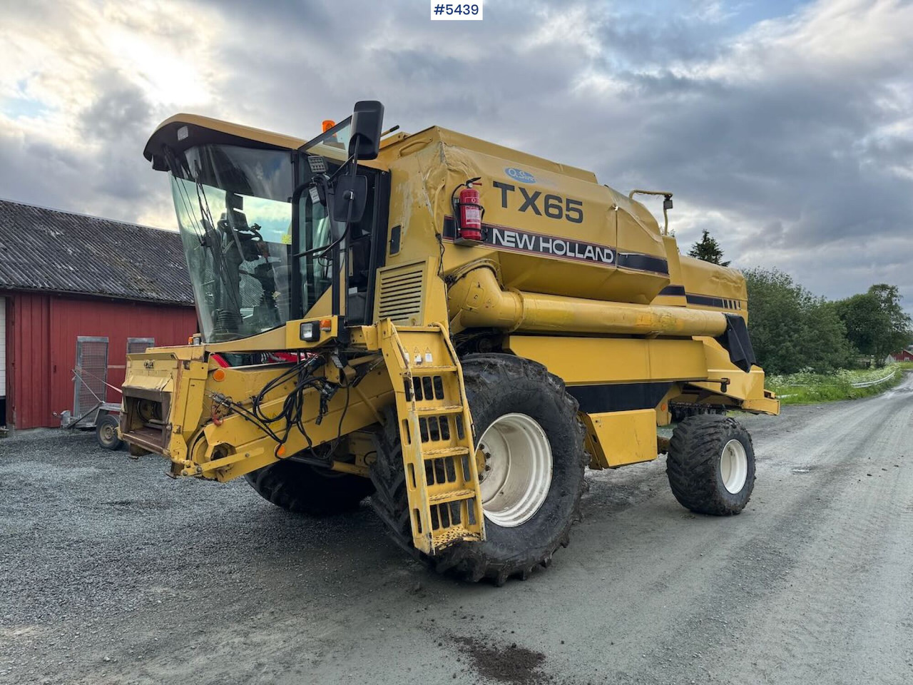 1995 New Holland TX65 m/ 20 fot skjærebord og henger - Combine harvester: picture 2 1995 New Holland TX65 m/ 20 fot skjærebord og henger - Combine harvester: picture 2