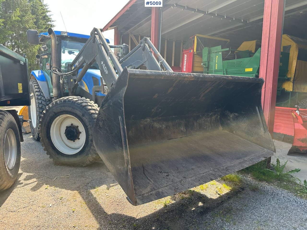 2009 New Holland T6040 SS w/ Trima front loader - Farm tractor: picture 5 2009 New Holland T6040 SS w/ Trima front loader - Farm tractor: picture 5
