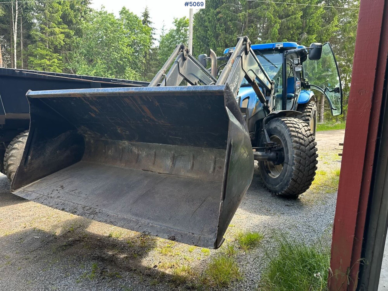 2009 New Holland T6040 SS w/ Trima front loader - Farm tractor: picture 4 2009 New Holland T6040 SS w/ Trima front loader - Farm tractor: picture 4