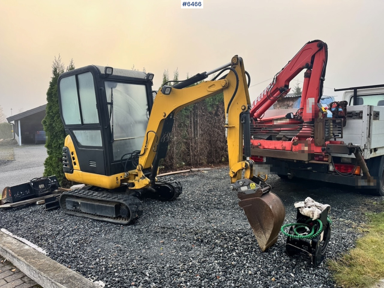 Approx. 2004 CAT 301.8 Mini excavator w/ 4 buckets and grapple. - Mini excavator: picture 1 Approx. 2004 CAT 301.8 Mini excavator w/ 4 buckets and grapple. - Mini excavator: picture 1