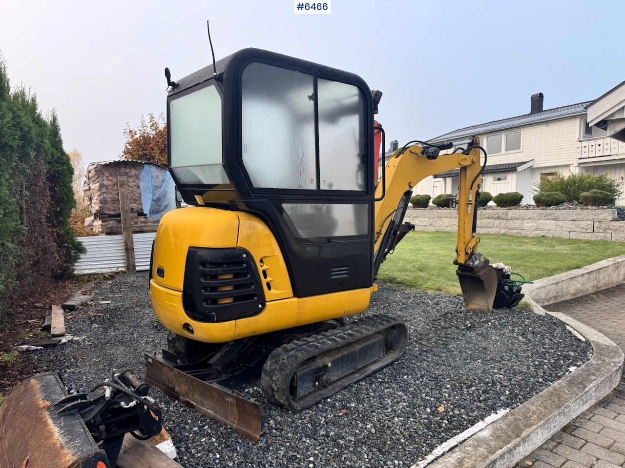 Approx. 2004 CAT 301.8 Mini excavator w/ 4 buckets and grapple. - Mini excavator: picture 3 Approx. 2004 CAT 301.8 Mini excavator w/ 4 buckets and grapple. - Mini excavator: picture 3