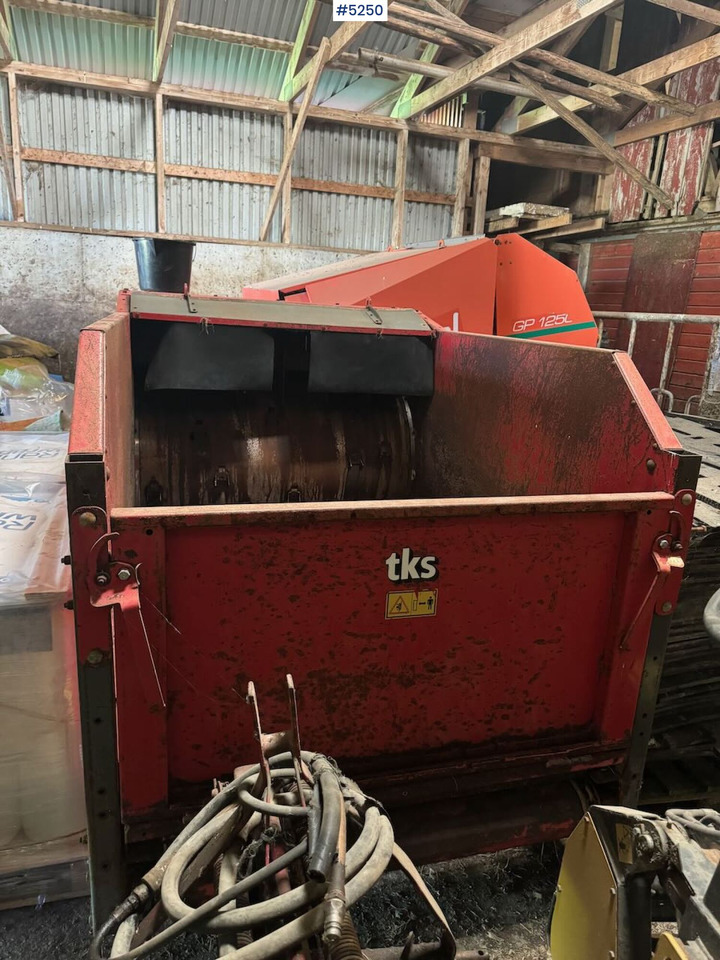 TKS K2 CombiCutter (round‑bale shredder/feeder machine) - Tedding equipment: picture 1 TKS K2 CombiCutter (round‑bale shredder/feeder machine) - Tedding equipment: picture 1