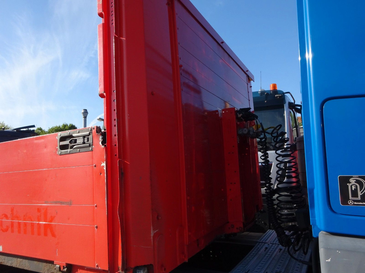 Fliegl Sattelpritsche mit Bordwänden und 3 Achsen - Dropside/ Flatbed semi-trailer: picture 4 Fliegl Sattelpritsche mit Bordwänden und 3 Achsen - Dropside/ Flatbed semi-trailer: picture 4