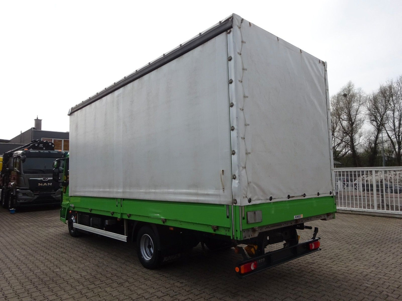 Iveco 75-190 Eurocargo 4x2 - Curtain side van: picture 4 Iveco 75-190 Eurocargo 4x2 - Curtain side van: picture 4
