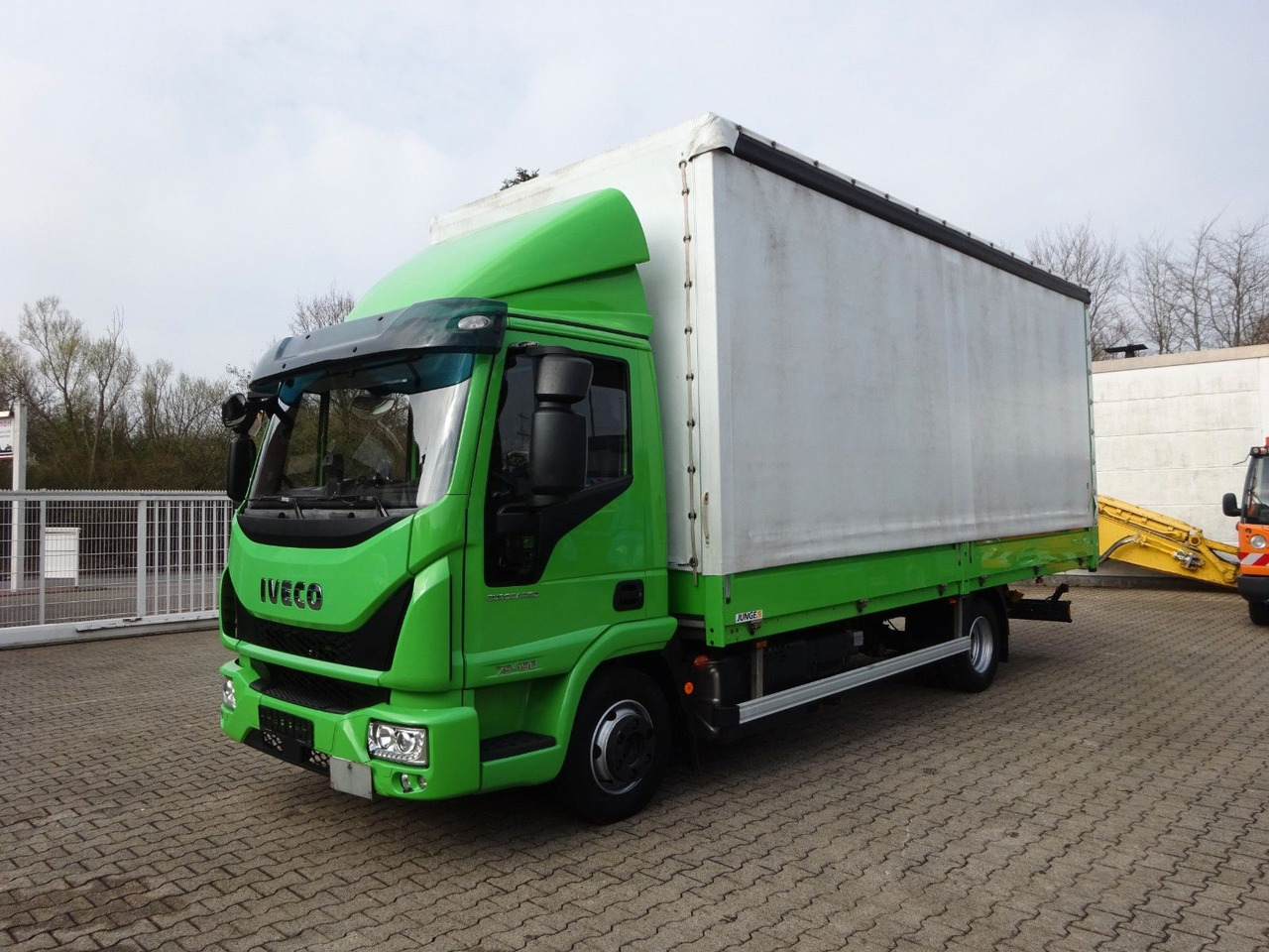 Iveco 75-190 Eurocargo 4x2 - Curtain side van: picture 2 Iveco 75-190 Eurocargo 4x2 - Curtain side van: picture 2