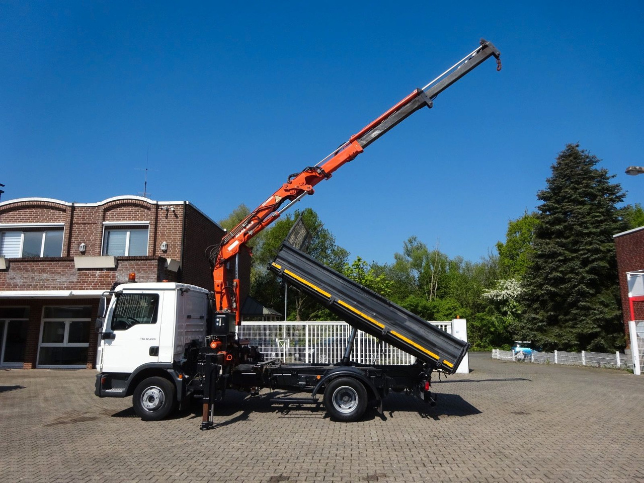 MAN 12.220 TGS + Atlas 85.2 Kran 4x2 - Tipper, Crane truck: picture 3 MAN 12.220 TGS + Atlas 85.2 Kran 4x2 - Tipper, Crane truck: picture 3