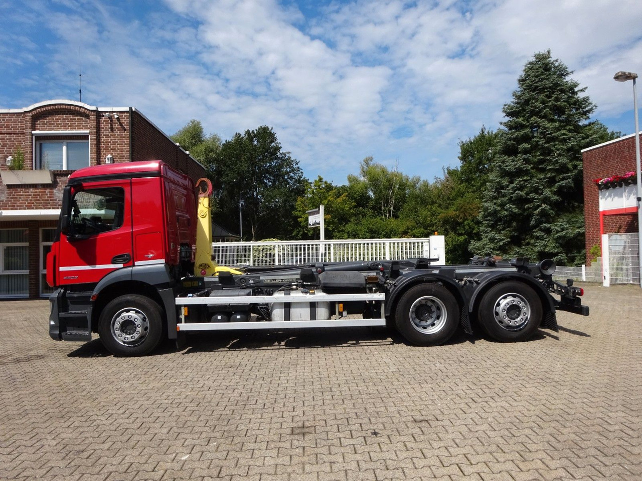 Mercedes-Benz Antos 2532 MEILLER Abroller Lift+Lenkachse 6x2 - Hook lift truck: picture 4 Mercedes-Benz Antos 2532 MEILLER Abroller Lift+Lenkachse 6x2 - Hook lift truck: picture 4