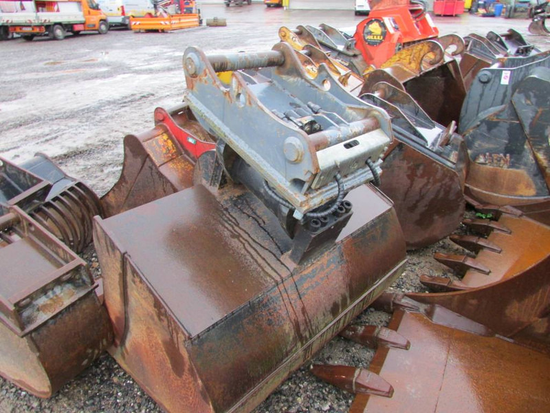 NSB E 160 Schwenktieflöffel 1400 mm OQ 65 / 7.500 - Attachment for Construction machinery: picture 1 NSB E 160 Schwenktieflöffel 1400 mm OQ 65 / 7.500 - Attachment for Construction machinery: picture 1